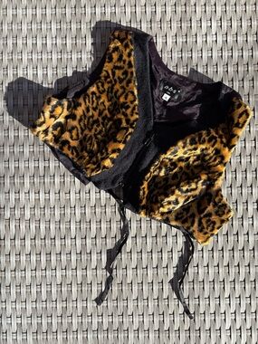 Vintage-inspired leopard print faux fur vest 🐆
